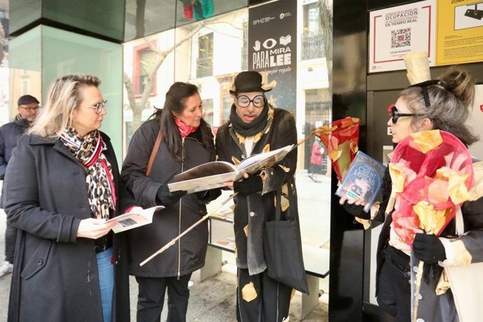 Las Bibliotecas Municipales llenan de libros las paradas de Los Tranvías con la iniciativa 'Para, mira, lee