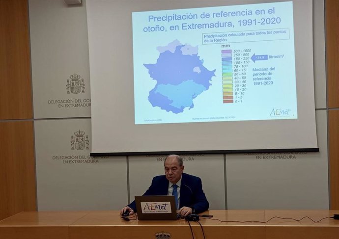 El delegado territorial de la Agencia Estatal de Meteorología (Aemet) en Extremadura, Marcelino Núñez, en rueda de prensa en Badajoz