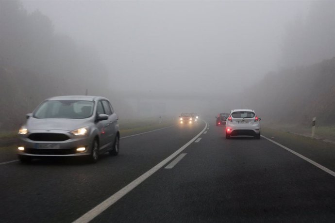 Archivo - Varios coches con faros antiniebla encendidos en una carretera con niebla debida a las heladas por las bajas temperaturas de Monforte, a 26 de enero de 2022, en Lugo, Galicia (España). La laguna del Parque de Dos Condes amaneció congelada el p