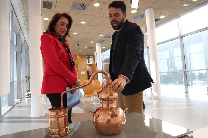 La vicepresidenta de Ciudadanía y Equilibrio Territorial de la Diputación, Antonia Ledesma, junto al alcalde de Jubrique, Alberto Benítez, durante la presentación del encuentro y del programa de actividades.