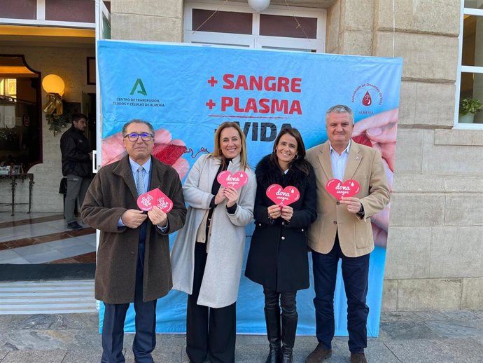 Donación de sangre y plasma en la colecta de Navidad en el Teatro Apolo de Almería.
