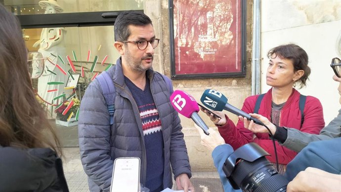 El conseller insular del PSIB Joan Ferrer atiende a los medios.