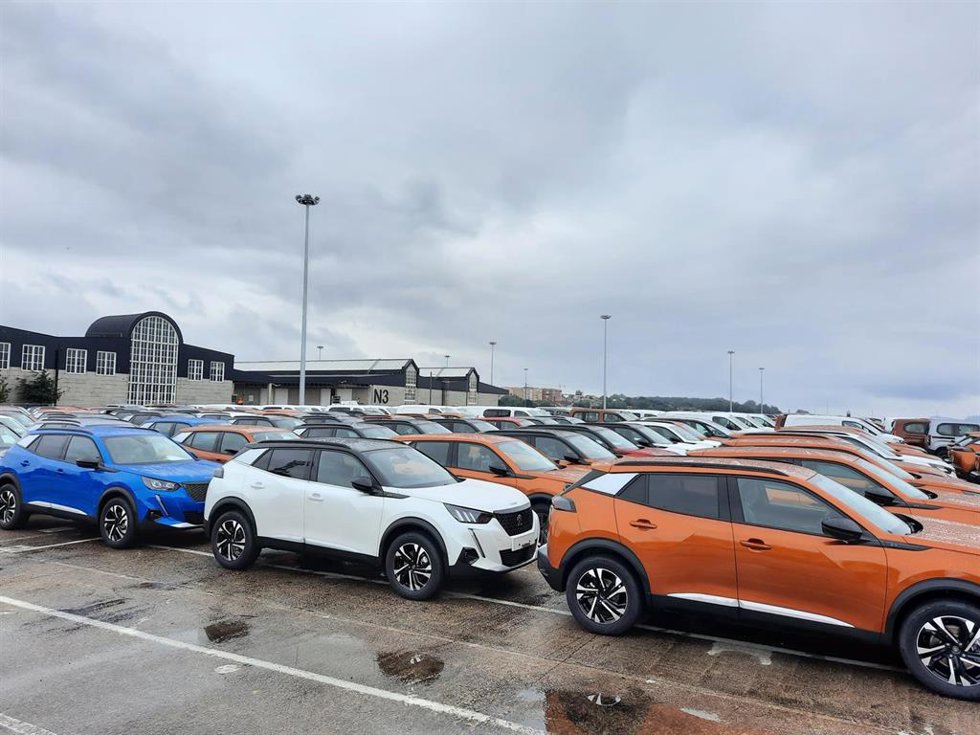 Archivo - Coches fabricados en Stellantis Vigo listos para su exportación.