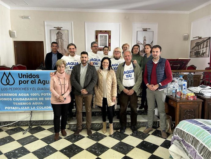 La secretaria general del PSOE de Córdoba, Rafi Crespín (centro), y otros cargos públicos y orgánicos del PSOE de Los Pedroches y el Guadiato, con los miembros de Unidos por el Agua que están en huelga de hambre.