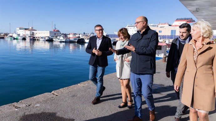 Manuel Gavira, portavoz de Vox en el Parlamento andaluz, durante una visita a la lonja de Motril (Granada)