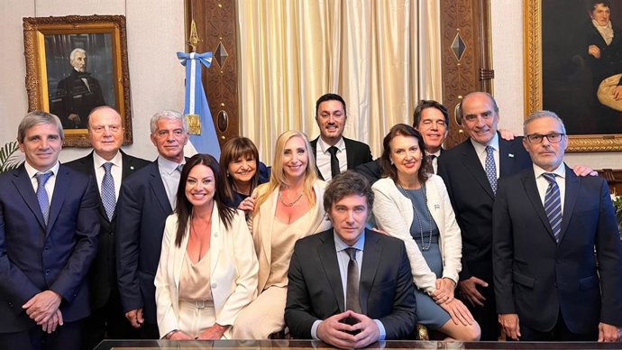 Argentina.- Se oficializaron los primeros decretos de Milei con la reestructuración del gabinete