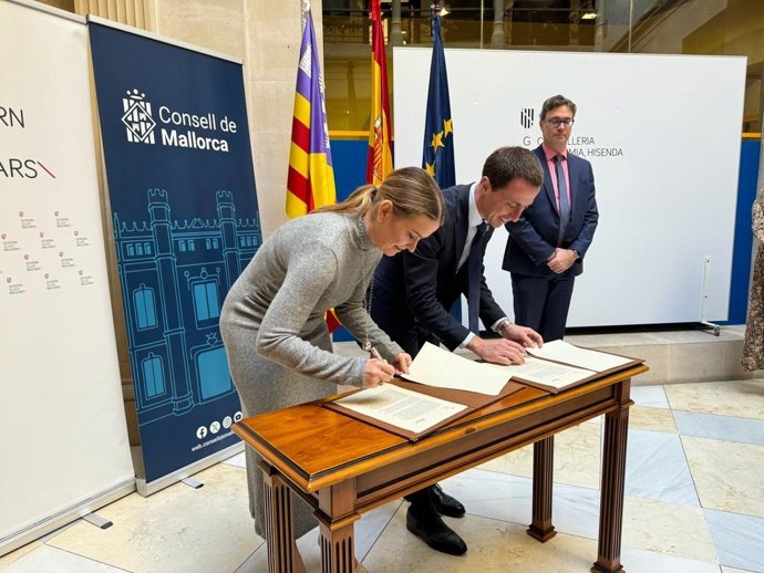 La presidenta del Govern, Marga Prohens, y el presidente del Consell, Lloren Galmés, firman el convenio del pago de anticipos del sistema de financiación.