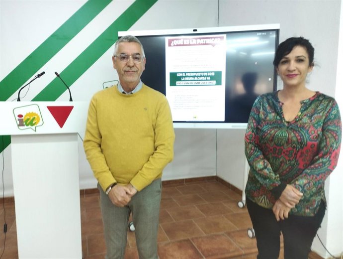 La coordinadora general de IU Málaga, Toni Morillas, junto al diputado provincial de Con Málaga, Juan Márquez.