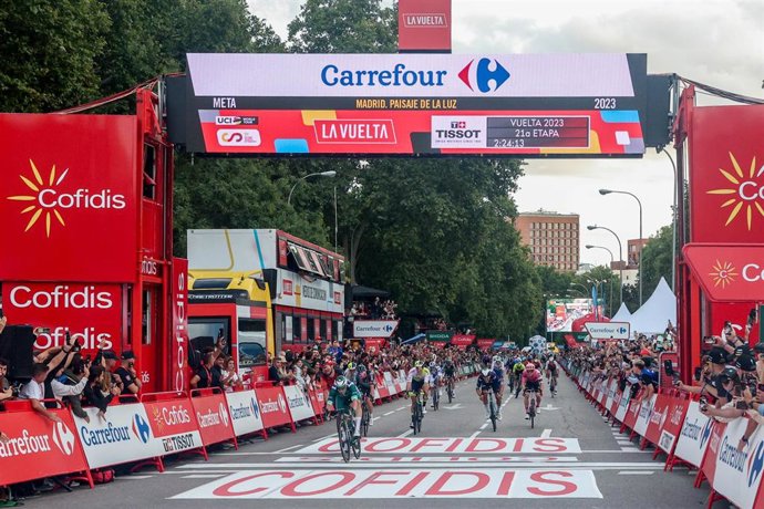 Archivo - El pelotón de ciclistas llega a la meta de la 21 etapa de la Vuelta ciclista a España en 2023