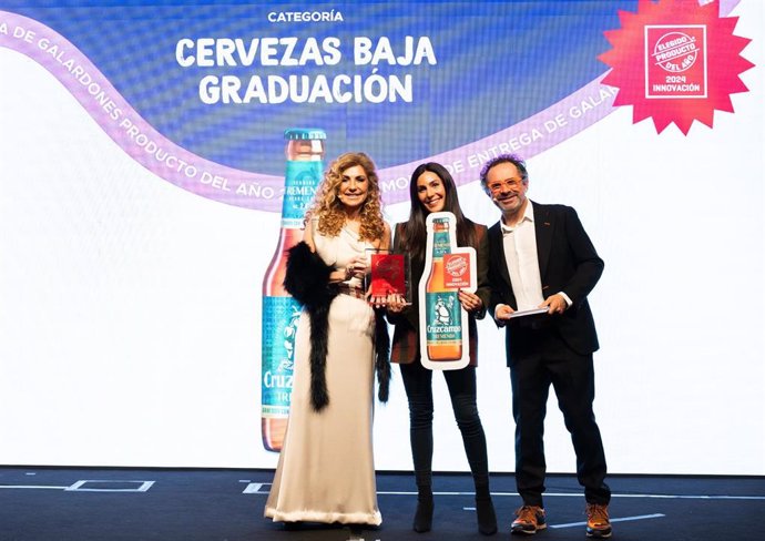 Sabina Ruiz recoge el premio a la innovación 'Producto del Año' otorgado a Cruzcampo Tremenda.