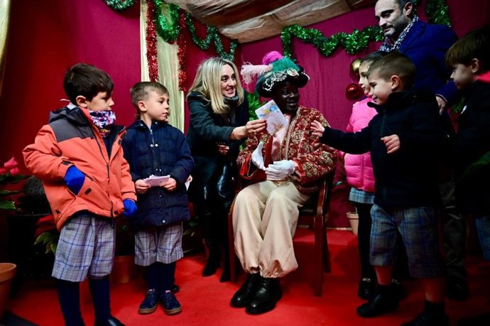 El Cartero Real llega al patio del Ayuntamiento de Granada.