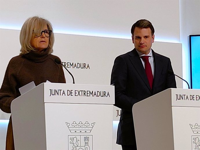 La potavoz de la Junta, Victoria Bazaga, y el consejero de Presidencia, Abel Bautista, en la rueda de prensa posterior al Consejo de Gobierno.