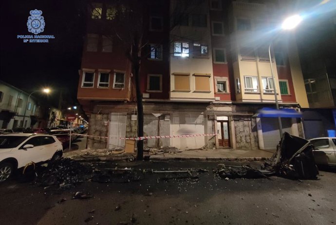 Incencio causado por el presunto autor frente a un edificio del barrio Pere Garau.