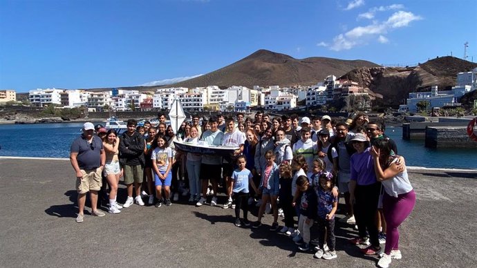 Alumnos del IES Garoé  con el bote educativo Ifado IV 'El Hierro Mar Salitre y Lava',