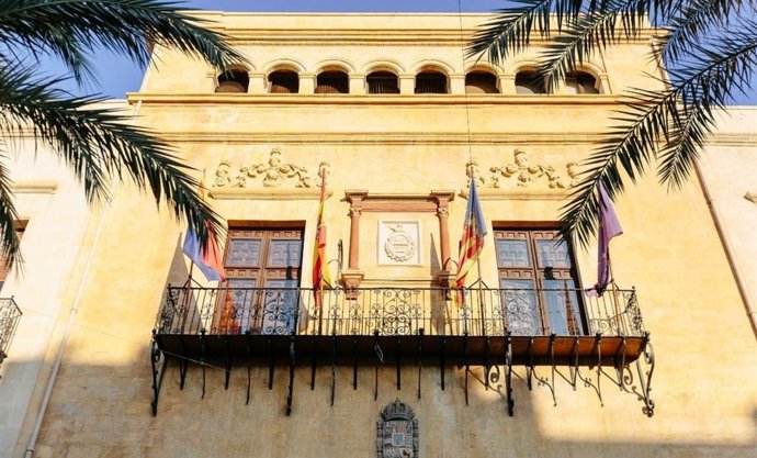 Fachada del Ayuntamiento de Elche.