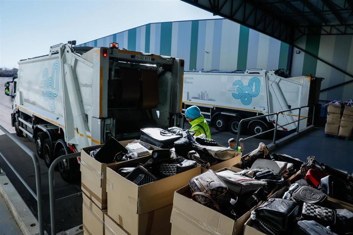 Productos falsificados que son eliminados en el Almacén de la Villa de Madrid