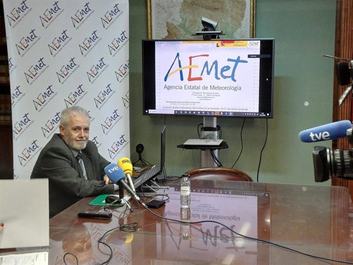 El delegado de la Aemet en Aragón, Rafael Requena, explica el otoño