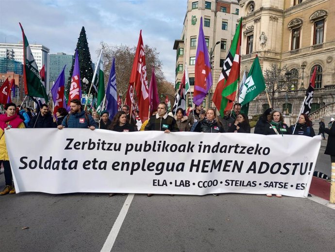 Manifestación en Bilbao de trabajadores del sector público vasco en su segunda jornada de huelga