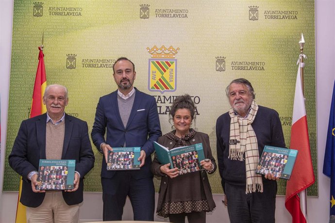 Presentación del libro impulsado por el grupo Quercus con la biofrafía de 25 personas que han recibidido su galardón de 'Torrelaveguense Ilustre'