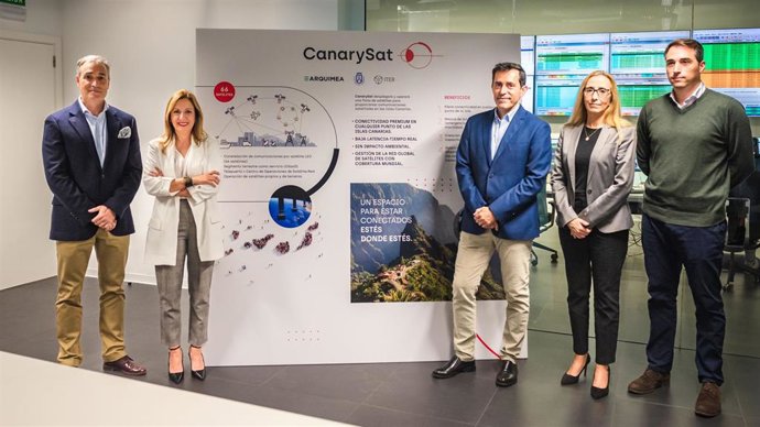La presidenta del Cabildo del Cabildo de Tenerife, Rosa Dávila, y el CEO de ARQUIMEA, Manuel García-Sañudo, con la presencia del consejero de Innovación, Investigación y Desarrollo, Juan José Martínez.