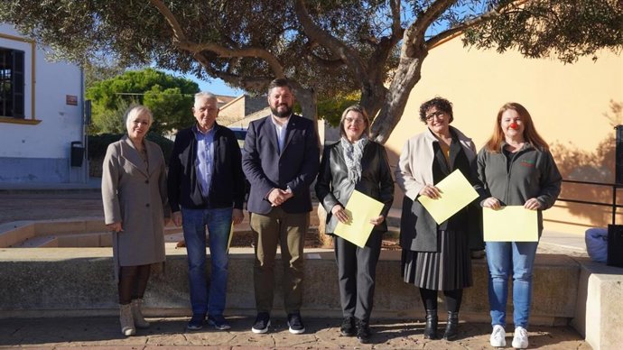 El alcalde de Marratxí, Jaume Llompart, la regidora de Servicios Sociales, Elvira García, y representantes de las entidades sociales tras la renovación de los convenios.