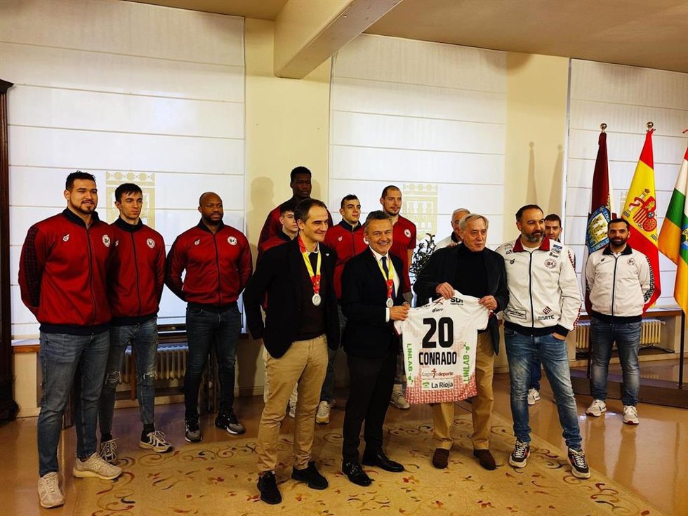 Escobar felicita al Club Balonmano Ciudad de Logroño "por un subcampeonato que nos sabe a victoria"