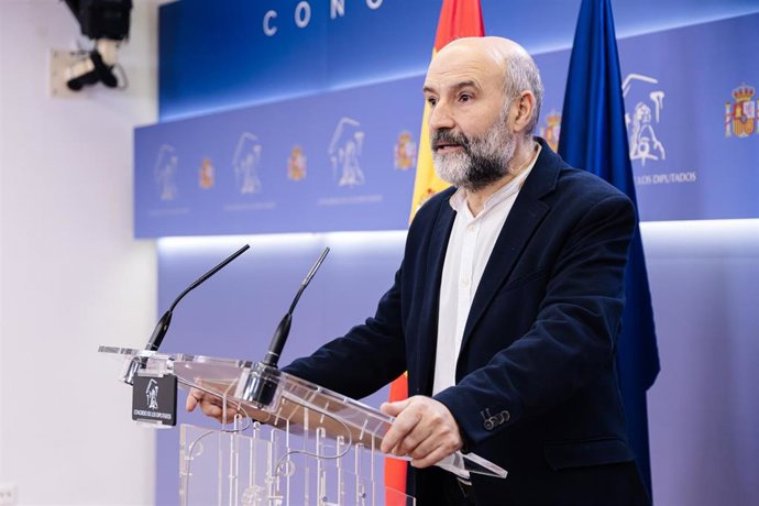 El portavoz de BNG, Néstor Rego, durante una rueda de prensa anterior a la Junta de Portavoces, en el Congreso de los Diputados, a 19 de diciembre de 2023, en Madrid (España).