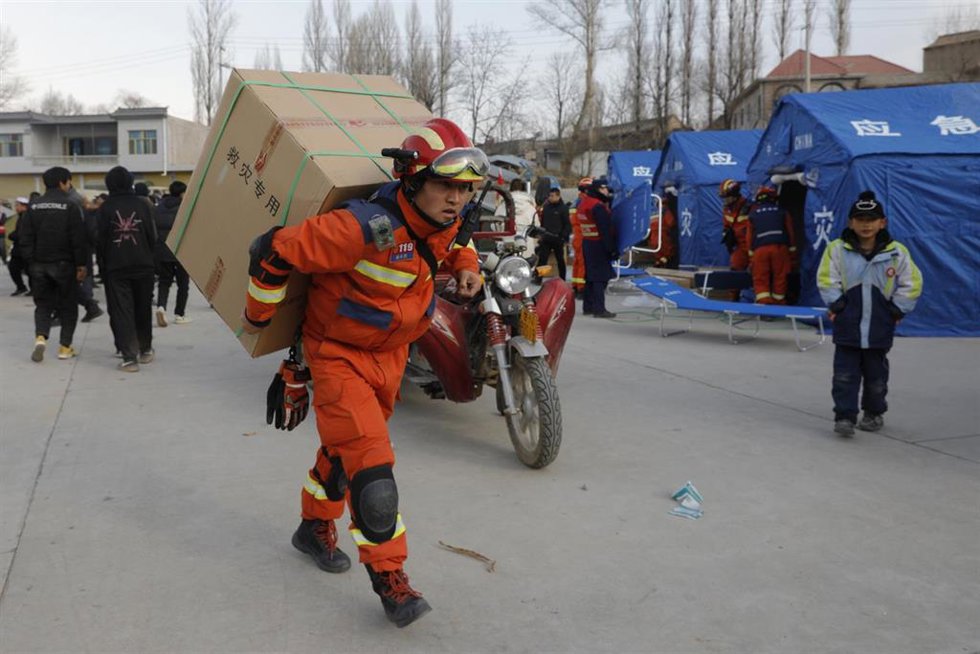 Servicios de emergencia en el condado chino de Jishishan tras el terremoto