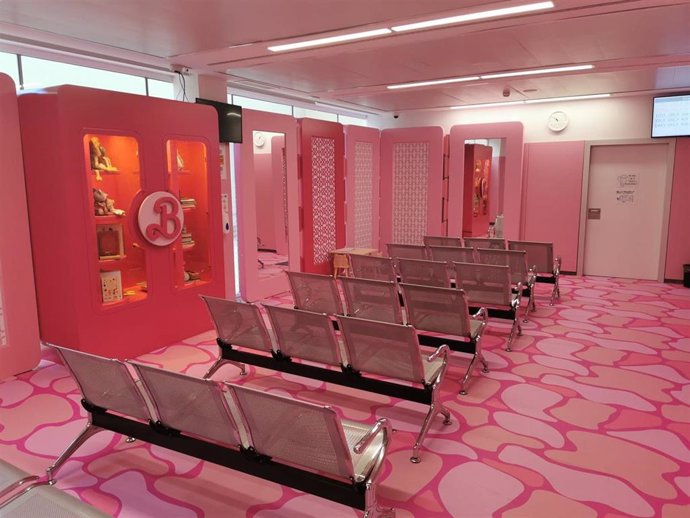 Sala de espera de urgencias en el Hospital Materno-Infantil de Almería decorada con temática 'Barbie'.