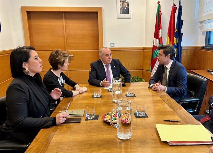 El consejero de Planificación Territorial se ha reunido con los diputados forales de las áreas de Movilidad y Transporte