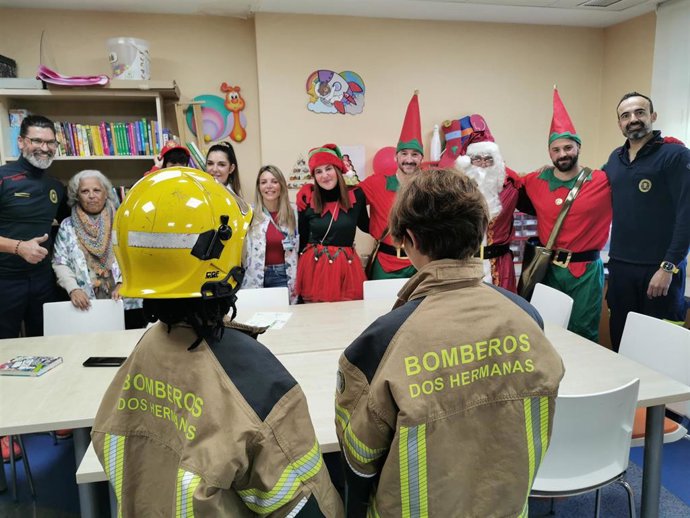 Bomberos de Dos Hermanas en el aula pediátrica de Valme, en Sevilla.