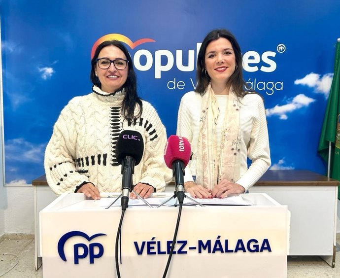 La parlamentaria andaluza por el PP de Málaga Loli Caetano, junto a la secretaria general del PP de Vélez-Málaga, Rocío Ruiz,