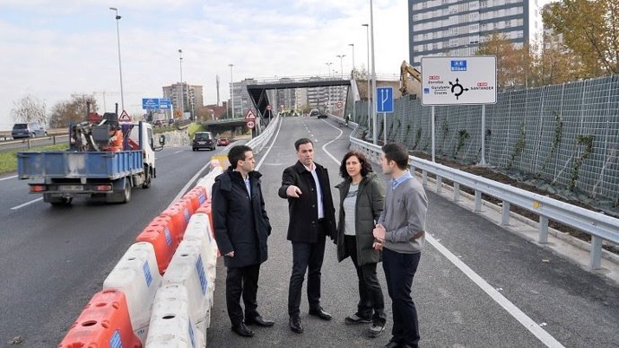 El diputado de Infraestructuras y Desarrollo Territorial de Bizkaia, Imanol Pradales, en el nuevo acceso al hospital de Cruces.