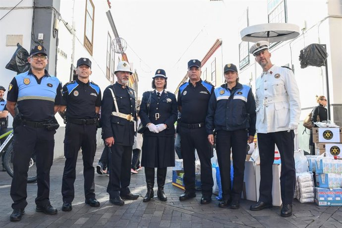 Archivo - La Policía Local de La Laguna ha programado para este próximo jueves la tradicional campaña solidaria 'Navidad con Corazón'