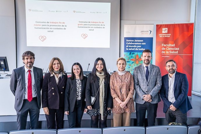 Marina Navarro, en el centro, ganadora del premio del Aula Janssen