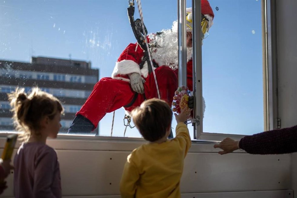 Papá Noel entrega regalos en Can Ruti