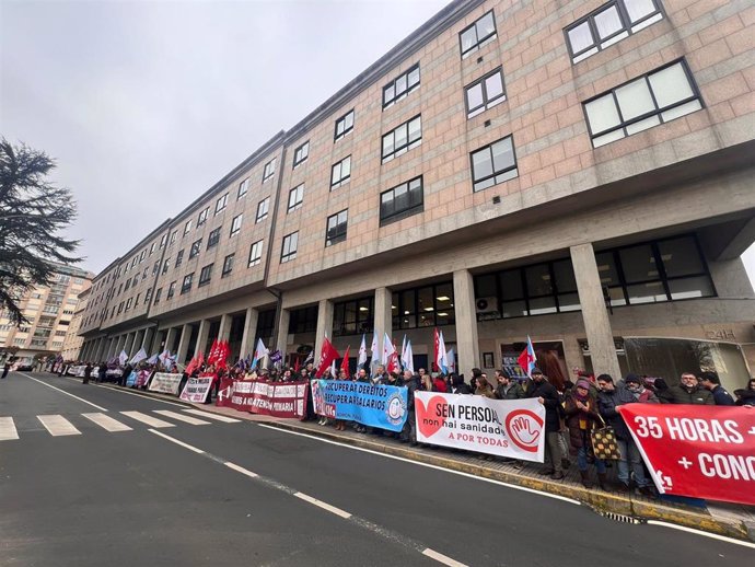 Protesta de la sanidad y funcionarios ante el Parlamento contra los presupuestos reciben el aplauso de los bomberos