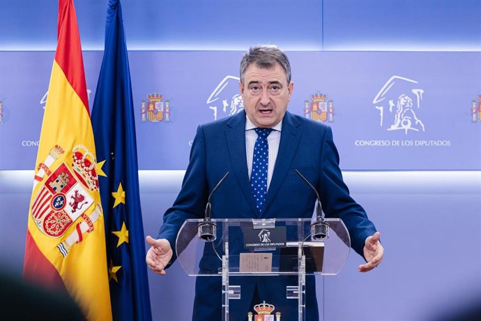 El portavoz del PNV en el Congreso, Aitor Esteban, ofrece una rueda de prensa posterior a la Junta de Portavoces, en el Congreso de los Diputados, a 19 de diciembre de 2023, en Madrid (España).