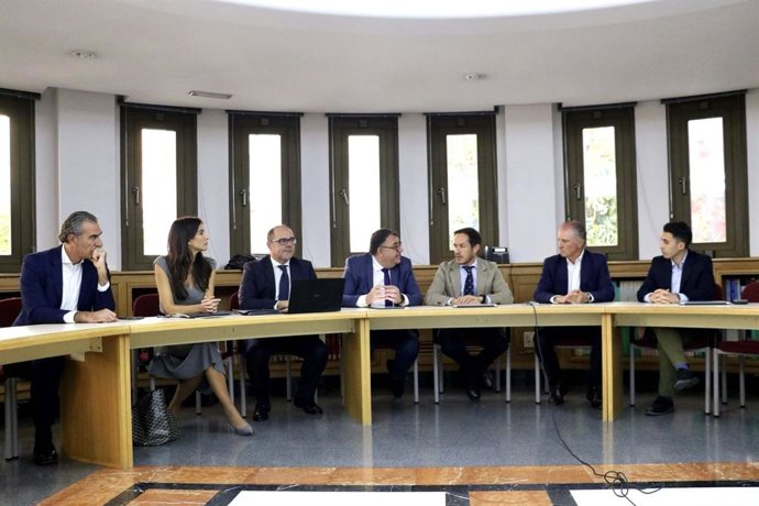 El consejero de Transición Ecológica del Gobierno de Canarias, Mariano Hernández Zapata, en una reunión con las patronales de los concesionarios de vehículos.Jpg