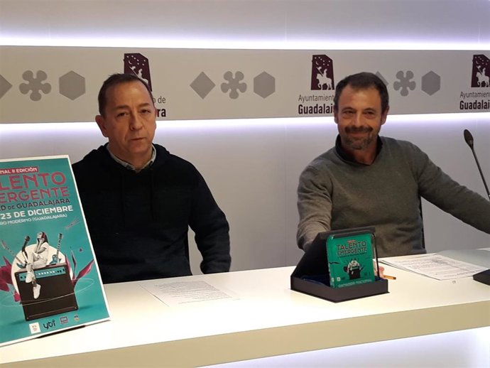 El primer teniente de alcalde y concejal de Cultura en el Ayuntamiento de Guadalajara, Javier Toquero, junto a Jorge Martínez, presidente de la Asociación Música y Cultural Global.