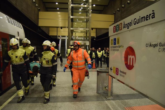 Un simulacro de un ataque terrorista con rehenes en la estación de ngel Guimer del metro pone a prueba la seguridad