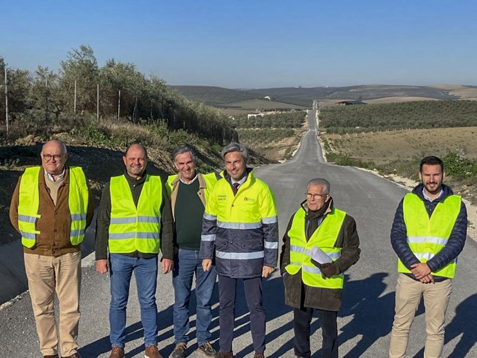 El delegado de Infraestructuras, Sostenibilidad y Medio Ambiente de la Diputación de Córdoba, Andrés Lorite (tercero por la dcha.), en el camino provincial CP-268 'De los Toriles'.