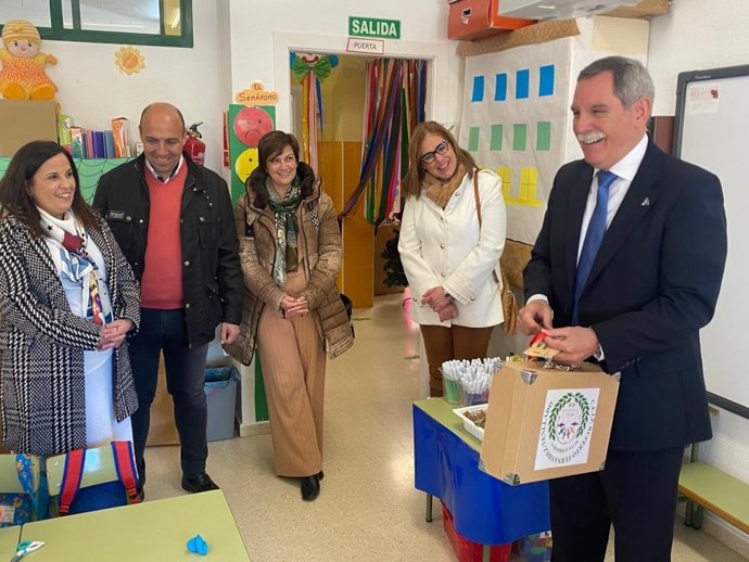 Viso (dcha.), durante su visita al CEIP Ruperto Fernández Tenllado de Rute.
