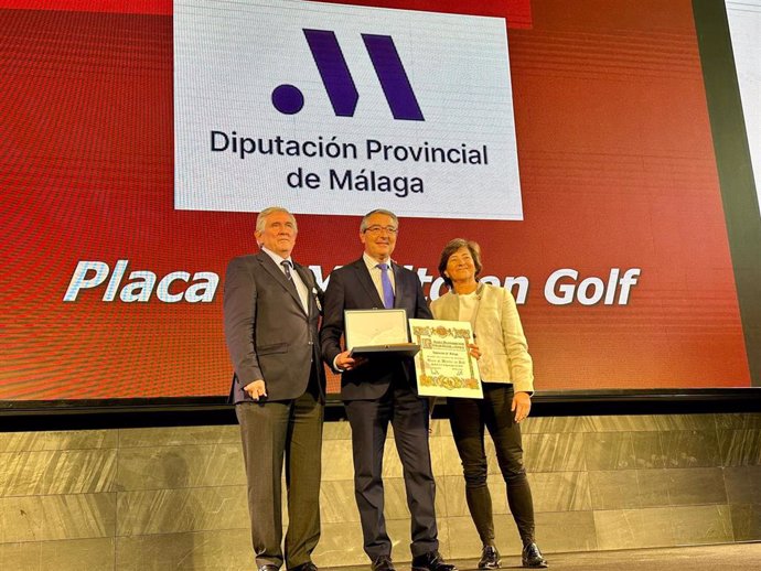 El presidente de la Diputación de Málaga, Francisco Salado, recoge la Placa al Mérito en Golf que ha recibido la institución provincial