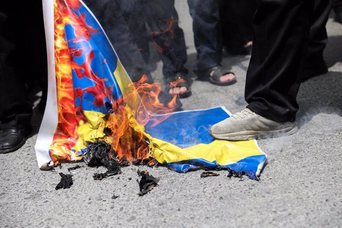 Archivo - Quema de la bandera sueca durante una protesta en Teherán por la destrucción de ejemplares del Corán