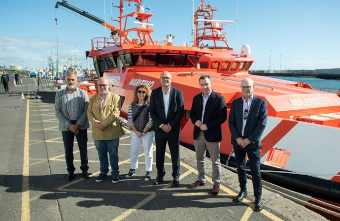 El delegado del Gobierno en Canarias, Anselmo Pestana, visita junto al director general de la Marina Mercante y presidente de Sasemar, Gustavo Santana, la guardamar 'Urania' en Lanzarote