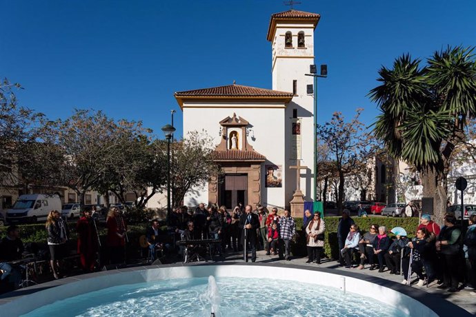 El alcalde de Málaga, Francisco de la Torre, acompañado de la concejala delegada del distrito, María Paz Flores, durante la  visita a las actuaciones en la plaza Prudencio Jiménez