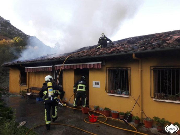 Archivo - Intervención del SEPA en un incendio en Piloña