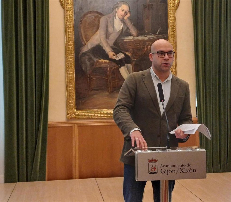 El portavoz de la Junta de Gobierno local en el Ayuntamiento de Gijón, Jesús Martínez Salvador (Foro), en rueda de prensa en el Consistorio gijonés.