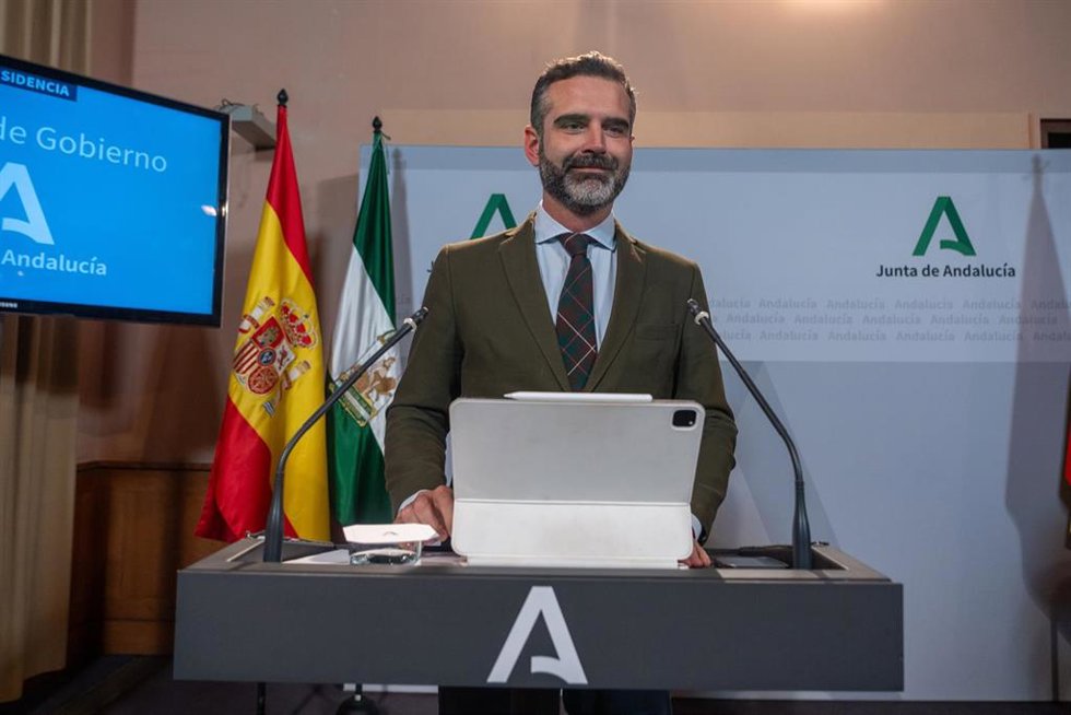 El consejero de Sostenibilidad, Medio Ambiente y Economía Azul de la Junta de Andalucía y portavoz del gobierno, Ramón Fernández-Pacheco durante la rueda de prensa tras el Consejo de Gobierno andaluz en el Palacio de San Telmo, a 19 de diciembre del 202